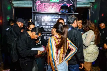 Detienen a dos por corrupción de menores y clausuran locales durante operativo nocturno en bares de los Valles Centrales