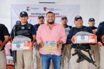 Entrega Miguel Sánchez uniformes y equipo a policías de Juchitán 