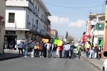 Bloquean comerciantes en calles del Centro Histórico