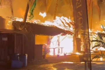 Entre 60 y 70 comercios afectados tras incendio en Punta Zicatela 