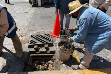 Se atiende reporte de malos olores en la calle García Vigil