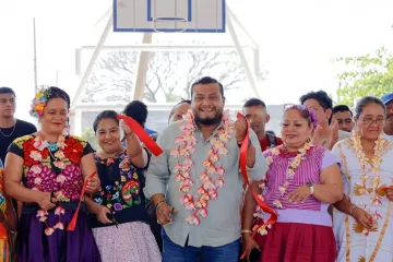 Miguel Quetu entrega techado que mejora la cancha de usos múltiples de la col. Saúl Martínez 