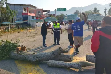 Bloqueo carretero en la 175 Tuxtepec–Oaxaca, cumple 24 horas 