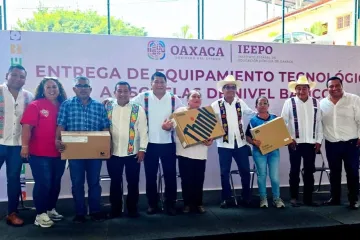 Entregan equipo tecnológico a 149 escuelas de Soyaltepec