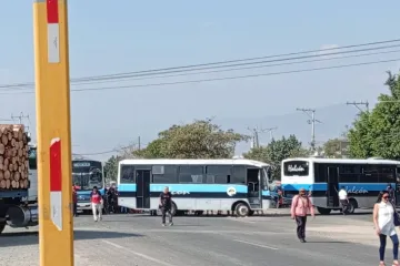 Vecinos de la colonia Guillermo González Guardado, en la Villa de Zaachila, volvieron a instalar este jueves un bloqueo en el crucero conocido como la Y griega, punto donde se conectan las rutas hacia Zimatlán y Santa Inés del Monte, con la finalidad de presionar al gobierno municipal para que atienda su petición de convertir la colonia en agencia municipal.  Iván Ventura Narciso, presidente de la colonia, explicó que la solicitud para que el asentamiento obtenga la categoría de agencia municipal cuenta con
