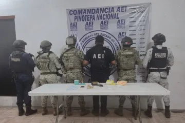 Fiscalía de Oaxaca asegura drogas, arma de fuego y cartuchos tras cateo en Pinotepa Nacional