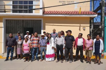 Nancy Benítez entrega luminarias en la colonia Rufino Tamayo de Xoxocotlán