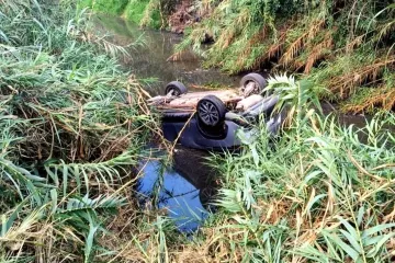 Cae camioneta al río Salado; conductora y tripulante, los rescatan con vida