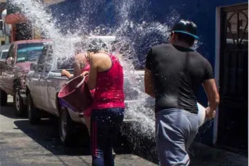 Advierten multas superiores a los 100 mil pesos quien desperdicie agua en este Sábado de Gloria