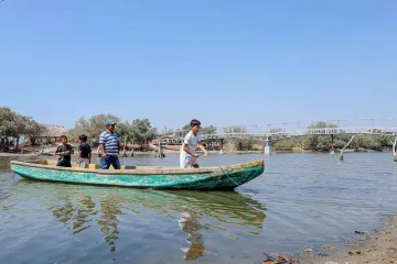 Entrega Miguel Quetu puente peatonal a familias de Playa Vicente, mejorará su traslado diario