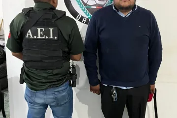 Fiscalía detiene a una persona y asegura un arma ilegal en transporte con destino a Santa Lucía Ocotlán