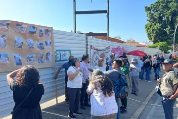 Protestan vecinos en obra de Plaza Comercial, aseguran que construcción afecta sus propiedades