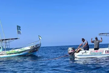 Salvan a pescadores que quedaron a la deriva en el mar a 8 millas de Puerto Escondido 