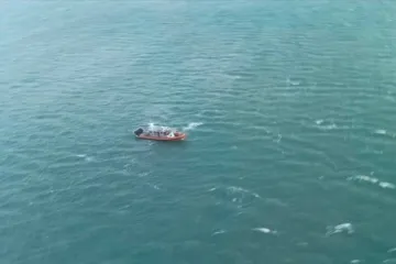 Personal naval fortalece labores de búsqueda de menor extraviadaen la costa de San Mateo del Mar con una aeronave