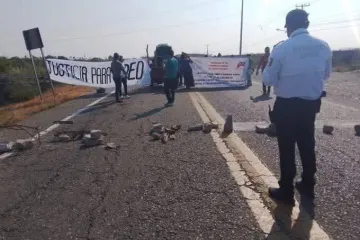 Bloquean carretera Tehuantepec - Juchitán para exigir justicia por joven atropellado