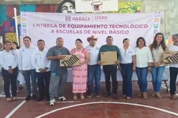 IEEPO entrega equipo y mobiliario escolar en Loxicha