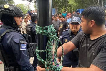 Manifestantes detienen a empleados del Municipio de Oaxaca de Juárez