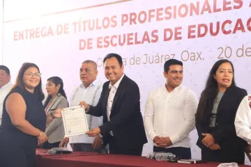 Entrega IEEPO 1342 títulos profesionales a egresados de escuelas normales