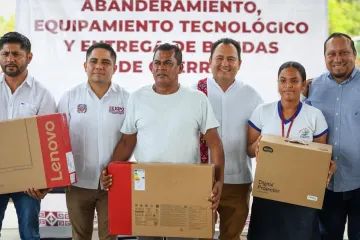 Reciben escuelas de Tututepec equipamiento tecnológico y material cívico