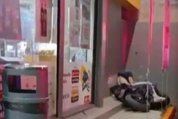 Con potente motocicleta se impacta en barda 