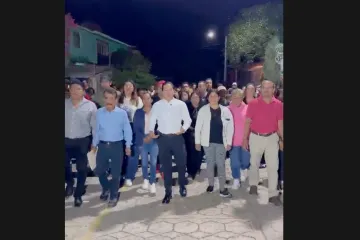 El Presidente Municipal de Santa Lucía del Camino, Juan Carlos García Márquez, recorrió las calles del Fraccionamiento La Vijarra como parte del programa “Santa Lucía Segura e Iluminada”.  Este esfuerzo, que suma voluntades con el programa estatal “Senderos Seguros” tiene como objetivo identificar puntos oscuros y mejorar la infraestructura urbana.  Durante la jornada, el edil detectó que la principal necesidad de esta colonia es el mantenimiento del arbolado, por lo que las direcciones correspondientes ya 
