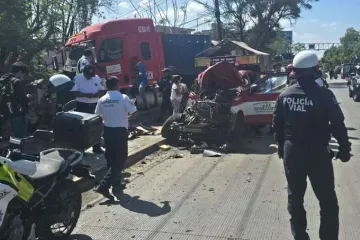 Muere bebé tras fuerte choque entre camioneta y tráiler en Oaxaca