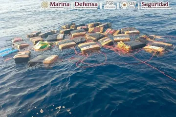 En aguas del Golfo de Tehuantepec, la Marina asegura dos toneladas de cocaína