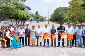 Miguel Quetu da banderazo a la rehabilitación del Periférico de Juchitán
