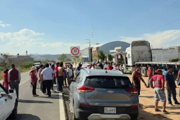 Doble remolque provoca destrozos en Viguera y carretera federal; ciudadanos lo detienen