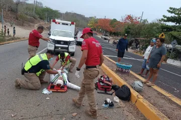 Protección Civil y Bomberos Huatulco brindan atención a motociclista lesionado
