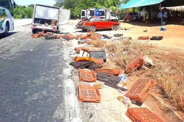 Camioneta y automovil chocan sobre la carretera Federal 200 