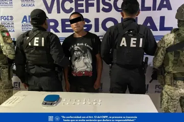 Durante cateos en Zaachila; aseguran presuntas dosis de droga y detienen a dos personas.
