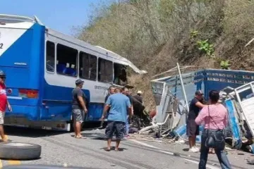 Tragedia vial en la carretera 200 en Huatulco deja tres fallecidos