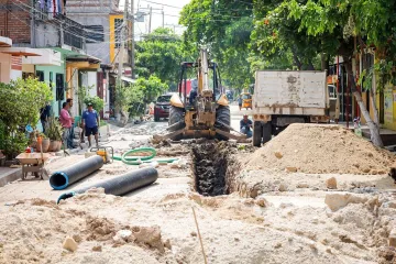 Familias de la av. Abasolo en Juchitán, están cada vez más cerca de contar con un drenaje renovado