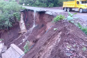 Se desgaja parte de la carretera federal 190