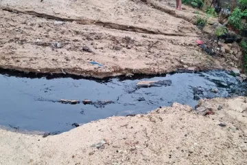 Vecinos reportan fuga de petróleo crudo en línea de Pemex