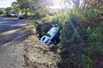 Taxi de Nochixtlán sufre accidente carretero 