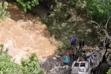 Mediante operativo aéreo, Bomberos de Oaxaca buscan a persona desaparecida en San Luis Amatlán 