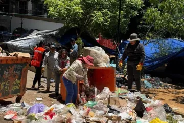Refuerzan limpieza en el Zócalo y la Alameda de León