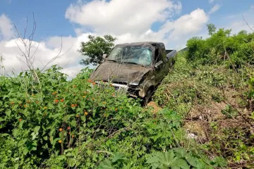 Abandonan camioneta volcada sobre la carretera 175 en Ocotlán de Morelos