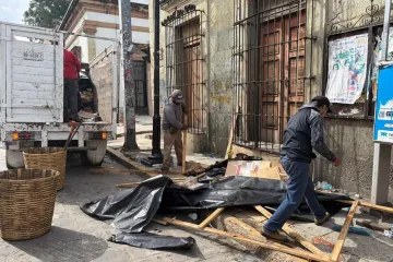 Realizan labores de limpieza en el Zócalo y calles del Centro Histórico