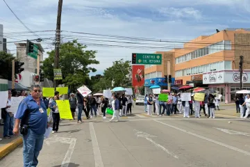 Trabajadores del Hospital Civil protestan por carencias de equipo, medicamentos e insumos