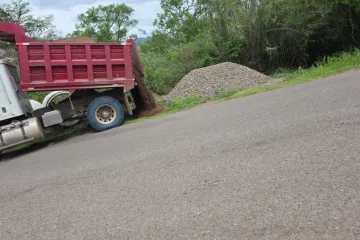 Camioneros de la Mixteca denuncian amenazas y presiones para arrebatarles el trabajo