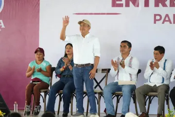 Acompaña Nino Morales a gobernador en entrega de apoyos a campesinos de Pinotepa Nacional