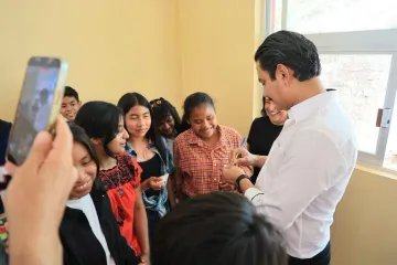 Entrega Ray Chagoya nueva aula en Escuela Secundaria Tec. 80