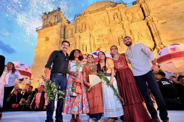 Oaxaca de Juárez vive sus tradiciones con alegría, música y color