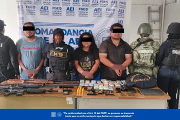 Fiscalía de Oaxaca, DEFENSA y Policía Estatal ejecutan cateo en Ejutla de Crespo; detienen a tres, aseguran armas y más de 1.4 millones de pesos