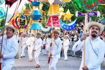 Algarabía, música, danza y tradición inundan las calles del Centro Histórico durante la primera Calenda de las Culturas