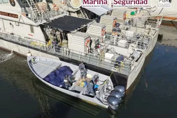 Semar asegura embarcación con más de 1.5 toneladas de presunta cocaína y detiene a 5