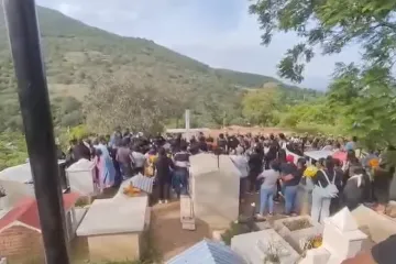 Despiden en San Miguel Yogovana al alcalde que perdió la vida en cumplimiento de su deber